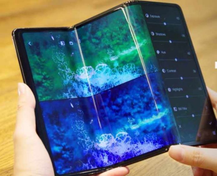 TCL Foldable and Rolloable Phone Concept
